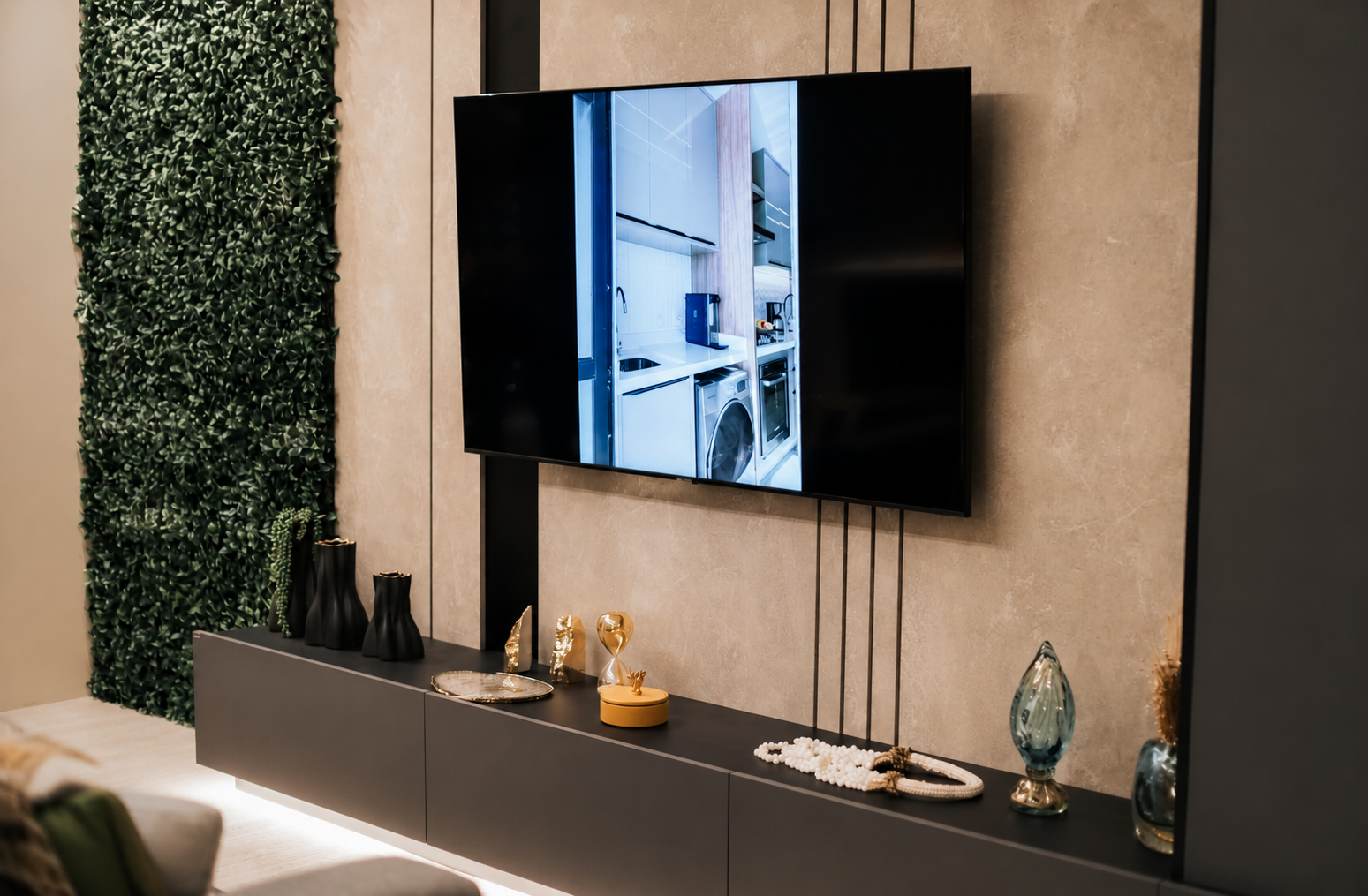 Painel de TV com jardim vertical e prateleira suspensa