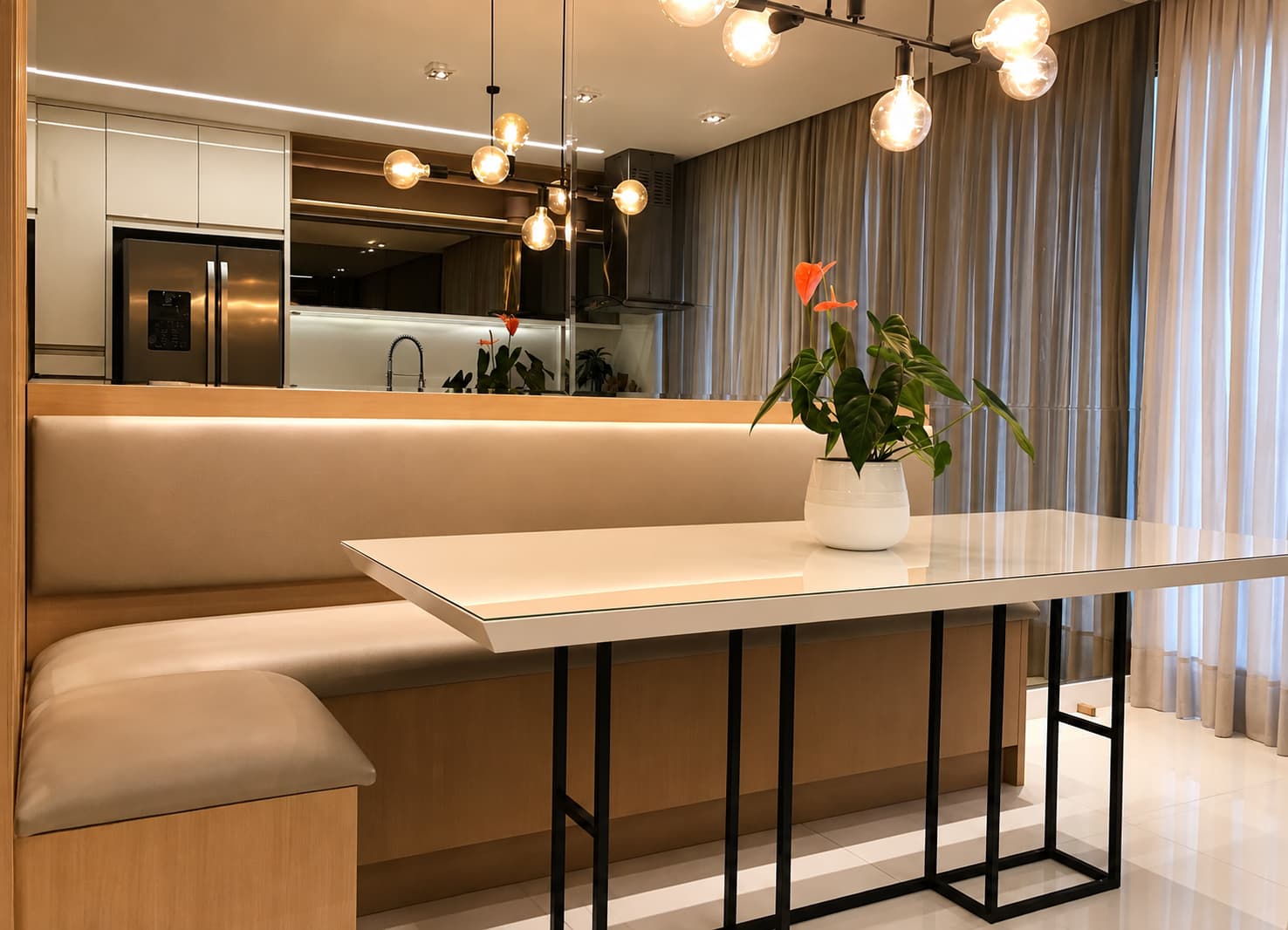 Ambiente de jantar com banco em L estofado integrado à cozinha