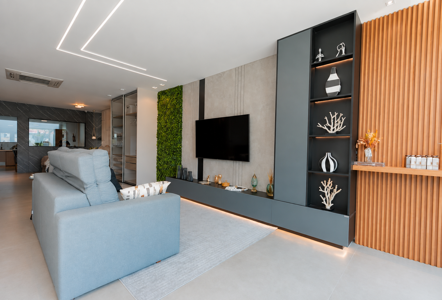 Sala de estar com painel de TV sob medida