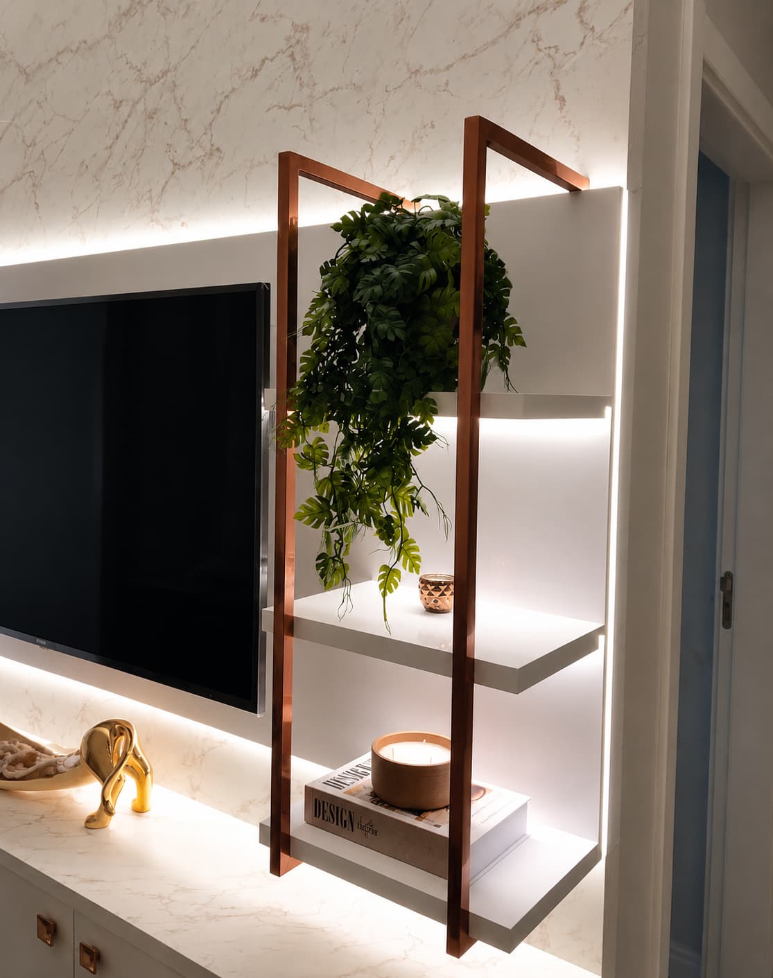Estante metálica com iluminação interna e prateleiras sobre painel de mármore