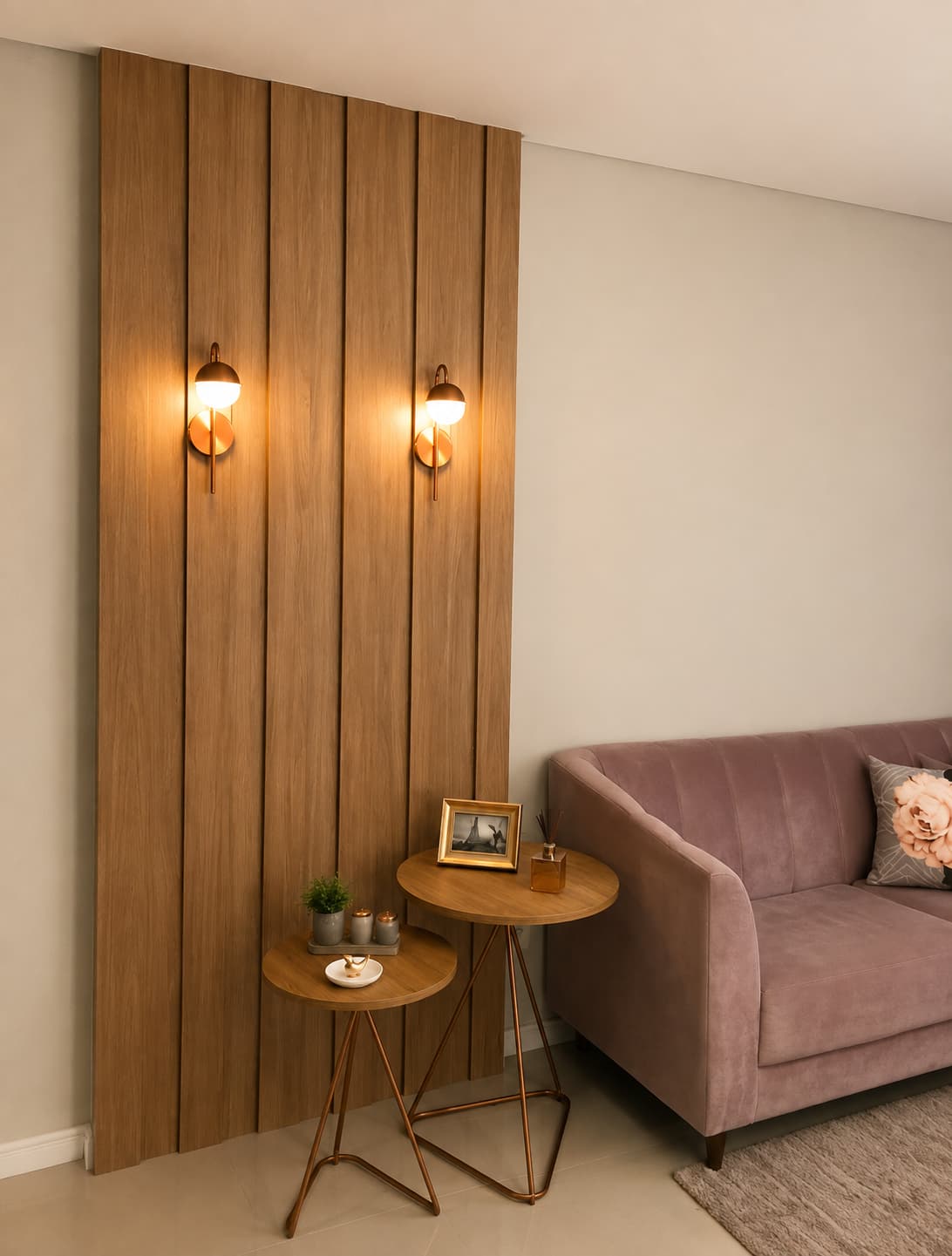 Sala com painel ripado de madeira e mesas de apoio